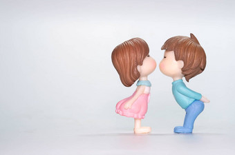 微型娃娃夫妇男孩女孩吻隔离白色