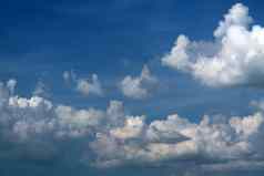 模糊白色堆云阳光蓝色的天空软云