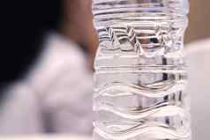 清晰的水瓶透明的塑料表面特写镜头塑料纹理