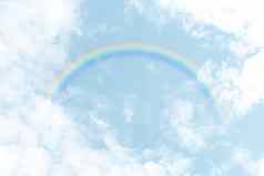 彩虹天空蓝色的云背景彩虹环圆天空色彩斑斓的彩虹天空
