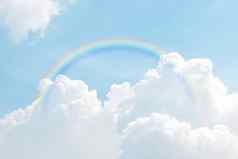 彩虹天空蓝色的云背景彩虹环圆天空色彩斑斓的彩虹天空