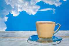杯热卡布奇诺咖啡拿铁木表格白色云