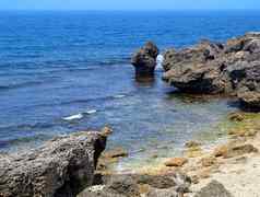 珊瑚岩石蓝色的海洋水域