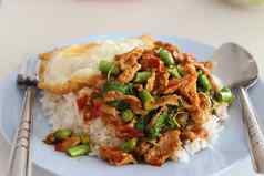 卡帕德克拉普拉奥辣的食物辣椒食物泰国大米猪肉罗勒泰国街食物