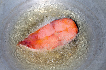 鱼生片一块烹饪炸鱼块热石油锅炸鱼饮食鱼切割部分片炸石油烹饪锅食物蛋白质饮食健康