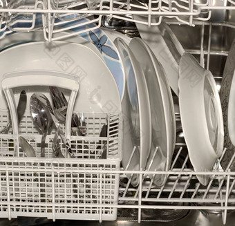 洗碗机完整的餐具银器