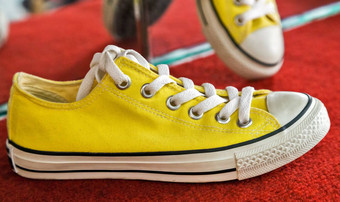 古董黄色的运动鞋时尚古董风格模型运行鞋