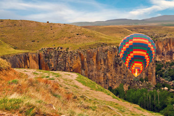 热空气气球着陆山伊拉拉谷卡帕多西