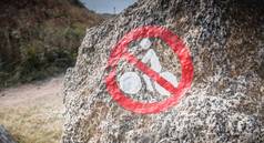 标志禁止骑自行车的人画岩石