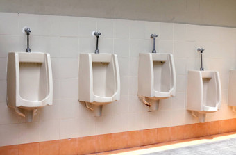 户外厕所。。。颜色橙色厕所。。。男人。厕所。。。视图小便池