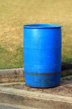 蓝色的塑料桶塑料桶水塑料浪费本花园