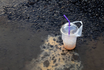 塑料浪费浪费垃圾喝玻璃水杯汁脏地板上