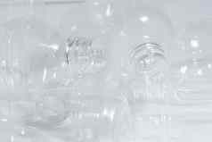 白色透明的浪费塑料瓶