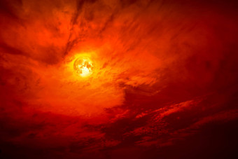 完整的血月亮轮廓黑暗红色的云晚上红色的天空