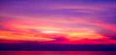 全景色彩斑斓的天空云日落晚上