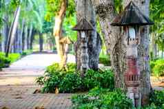 木灯笼装饰花园人行道上公园
