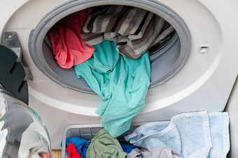 白色<strong>前期</strong>吃重洗机完整的衣服清洁洗衣脏洗衣洗机