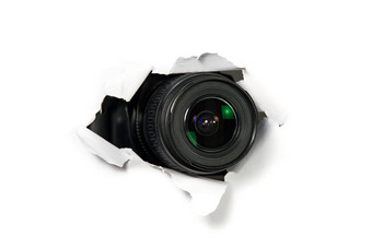 黑色的相机长焦镜头洞白色纸概念狗仔队<strong>间谍</strong>活动黄色的新闻相机镜头洞墙