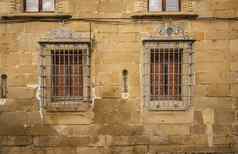 窗口酒吧石头外观中世纪的小镇plasencia西班牙