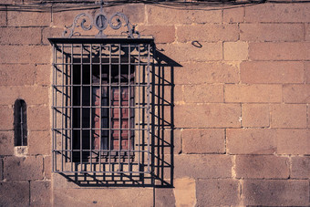 窗口酒吧石头外观中世纪的小镇plasencia西班牙