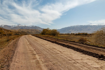 高速公路通过在桌子<strong>底下</strong>地区吉尔吉斯斯坦