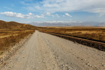 高速公路通过在桌子底下地区吉尔吉斯斯坦