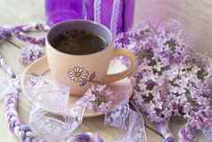 紫罗兰色的杯早....咖啡卡布奇诺咖啡精致的粉红色的紫色的淡紫色花母亲的一天概念舒适的早餐