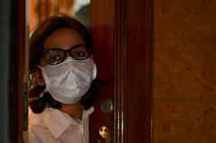 有关担心夫人锁首页检疫穿保护呼吸外科手术脸面具流感电晕病毒科维德流感大流行问候游客通过窗口
