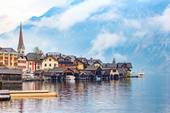 风景优美的视图著名的哈尔斯塔特山村hallstattersee湖阿尔卑斯山脉山峰会多雾的秋天日出哈尔斯塔特湖salzkammergut地区奥地利阿尔卑斯山脉欧洲