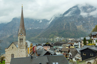 风景优美的视图著名的哈尔斯塔特山村hallstattersee湖阿尔卑斯山脉山峰会多雾的秋天日出哈尔斯塔特湖salzkammergut地区奥地利阿尔卑斯山脉欧洲