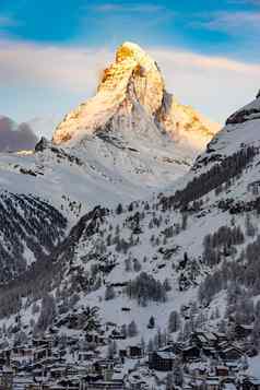 太阳照提示马特洪峰瑞士阿尔卑斯山脉日出村策马特瑞士景观图像马特洪峰