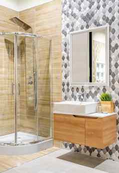 宽敞的浴室白色音调水槽盆地水龙头未经预约而来的淋浴镜子现代设计浴室