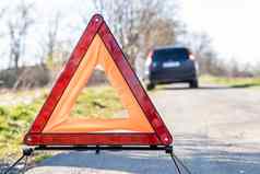红色的警告三角形路前面破碎的车