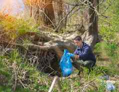 志愿者收集塑料浪费河银行生态环境保护