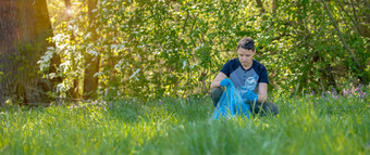志愿者清洗森林垃圾保护环境复制空间