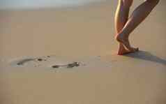 脚打印海滩