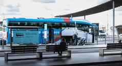 乘客登机城市公交车公共汽车车公园灯塔国际米兰