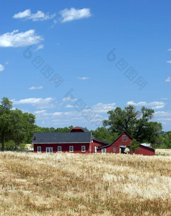 红色的农场建筑