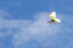悬挂式滑翔机蓝色的天空
