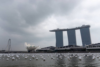 <strong>新加坡</strong>约天际线玛丽娜湾视图艺术博物馆著名的酒店<strong>新加坡</strong>摩天观景轮一天狂风暴雨的天空背景