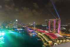 新加坡约天际线玛丽娜湾视图艺术博物馆著名的酒店新加坡摩天观景轮晚上狂风暴雨的天空背景激光光显示一年夏娃