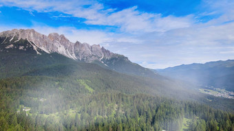 阿尔卑斯景观美丽的山夏季视图摇来摇去