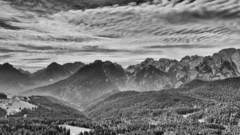 阿尔卑斯景观美丽的山夏季视图摇来摇去
