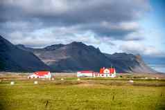 红色的有屋顶的房屋冰岛农村