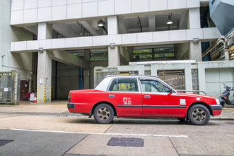 在香港香港著名的红色的城市出租车停路