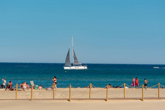 人海滩阳光明媚的一天旅游小镇canet