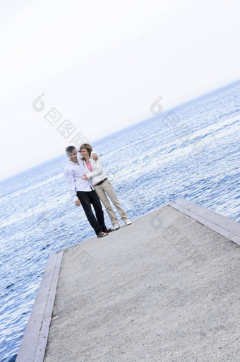 成熟的浪漫的夫妇码头