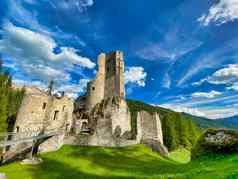 美丽的安德拉兹城堡意大利阿尔卑斯山脉夏天季节