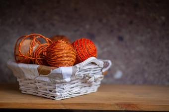 柳条篮子橙色球线程绳子折叠手工制作的篮子架子上
