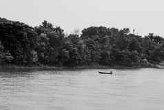 黑色的白色风景优美的视图河银行树山钓鱼船
